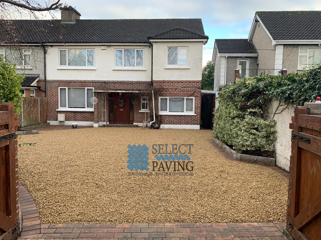 Gravel Driveway with Cobblestone Borderline in Co. Dublin