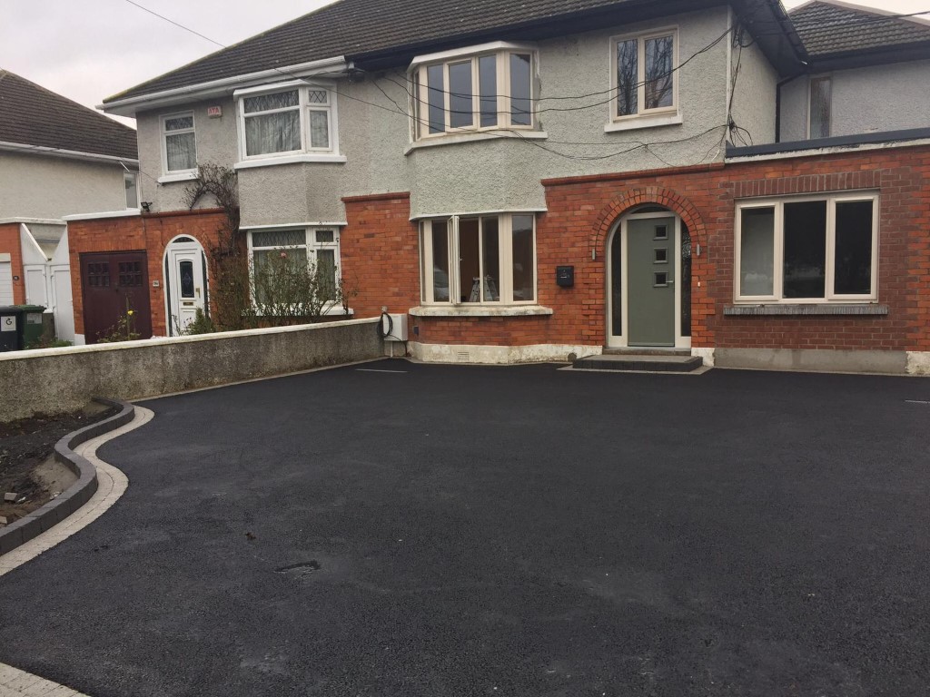 Tarmac Driveway with Grey Cobblestone Border in Dublin
